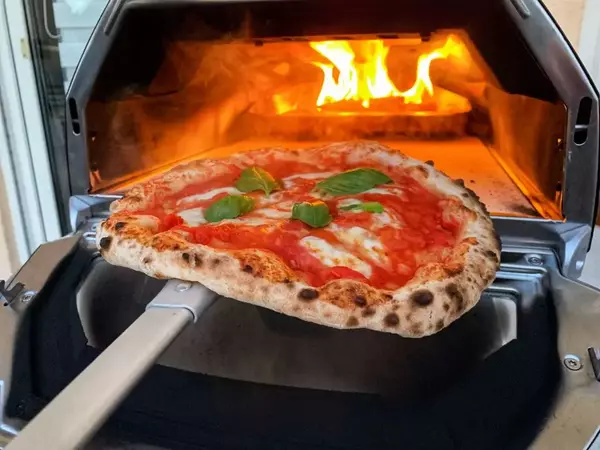 https://www.manopasto.com/wp-content/uploads/2023/01/Pizza-Margherita-baked-in-Ooni-Karu-16.webp